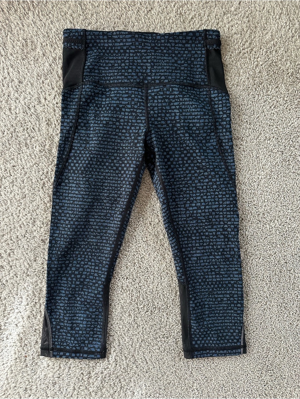 Lululemon Women’s Navy and Black Patterned Leggings w/ Mesh detailing size 4